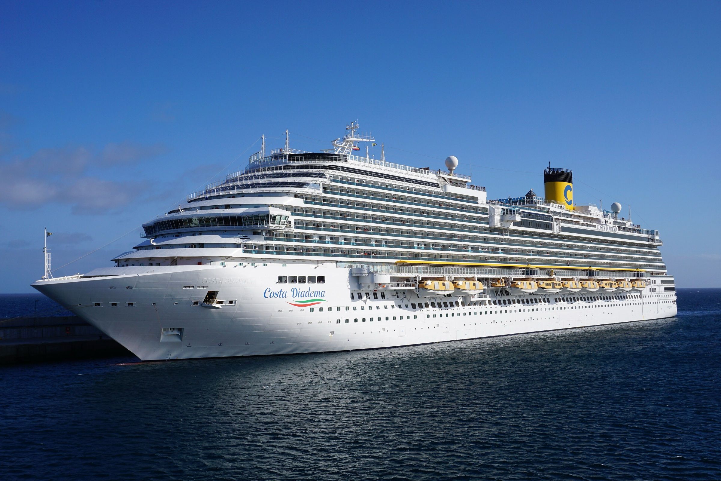 Navio Costa Diadema no mar