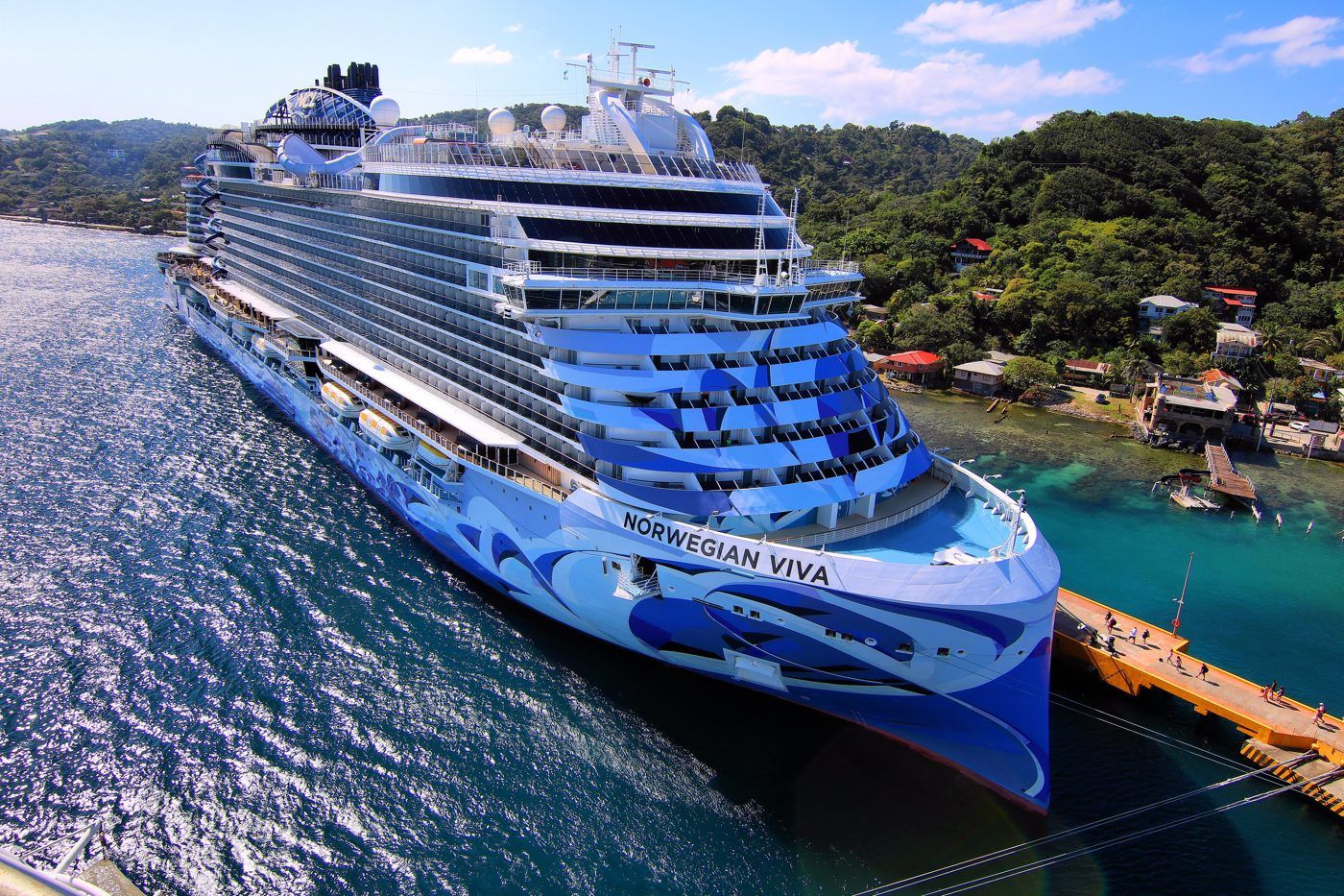 Navio da NCL atracado em Roatán, Honduras