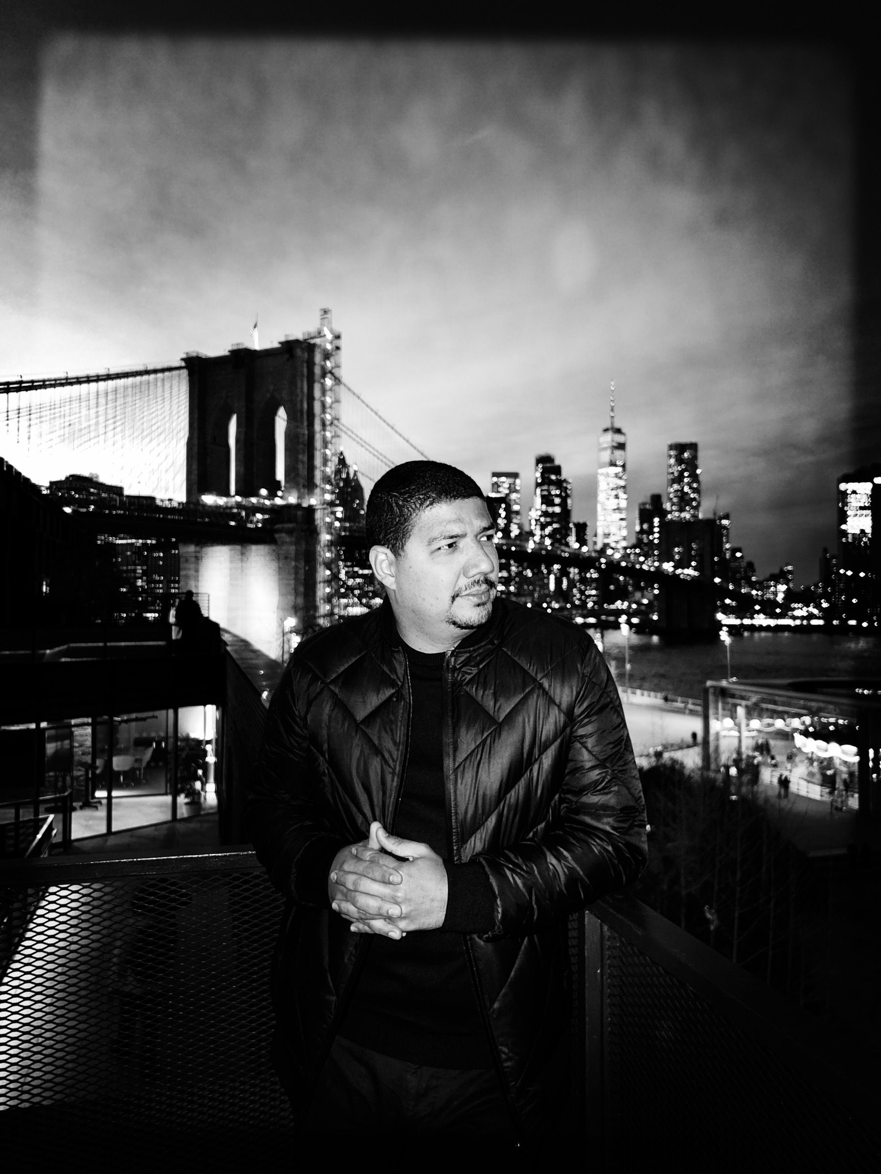 Leandro Cardoso na Ponte do Brooklyn, em Nova York, à noite