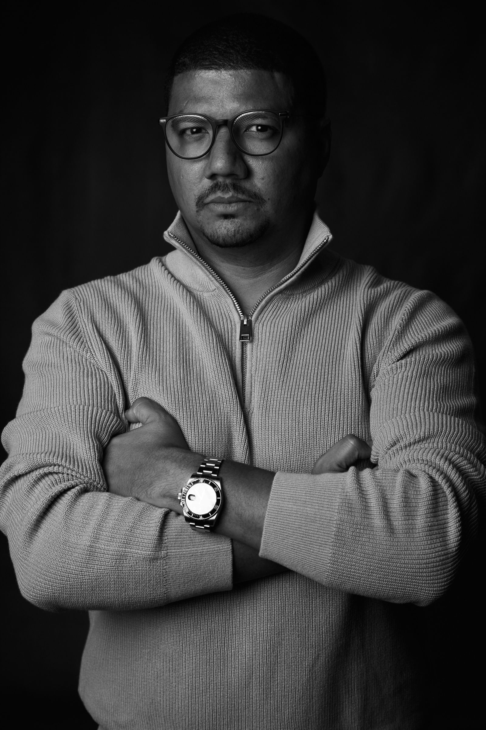 Retrato de Leandro Cardoso, de braços cruzados