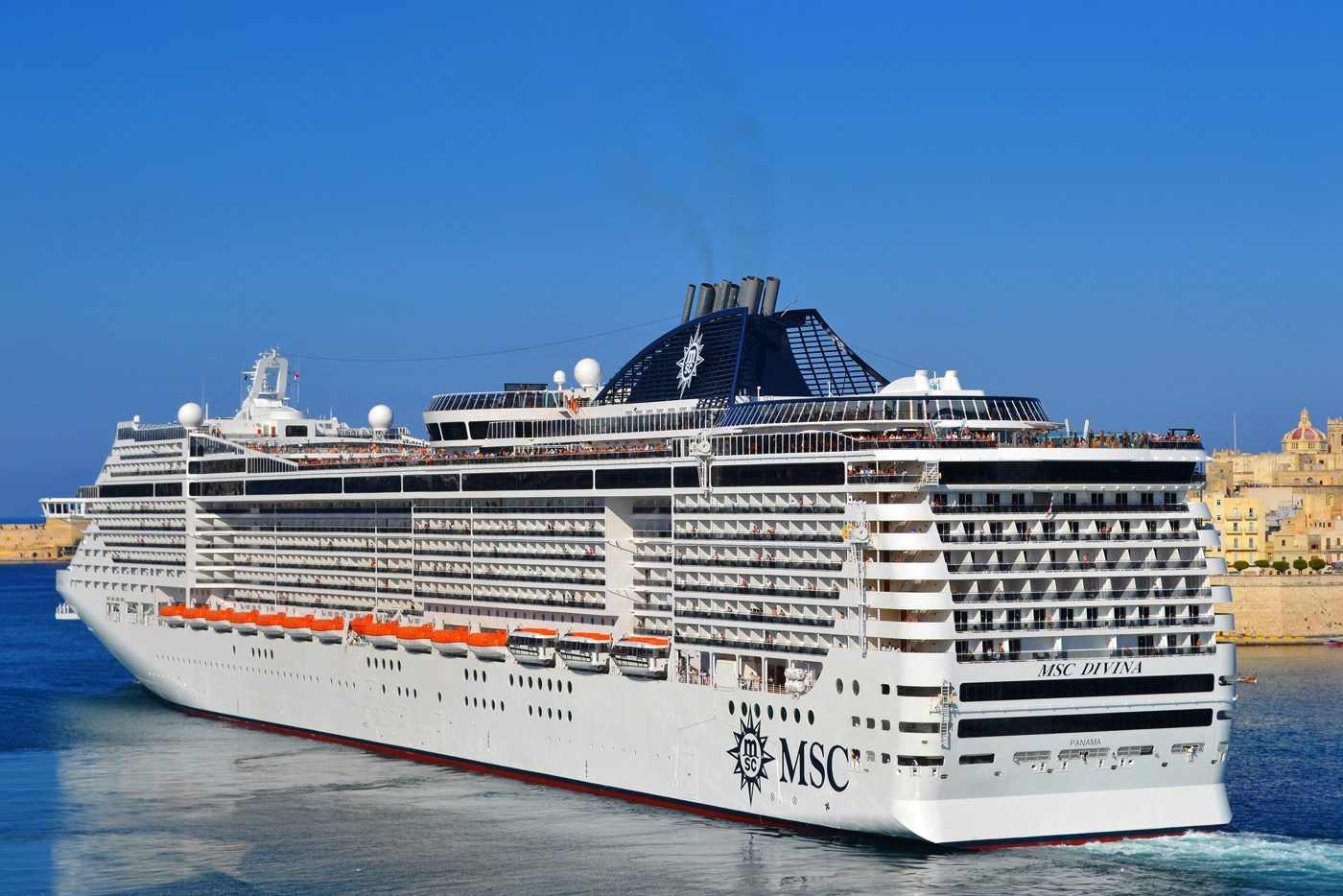 Navio MSC Divina no mar